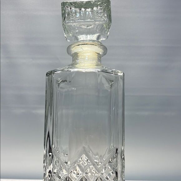 Elegant Clear Glass Decanter - Picture 4 of 10